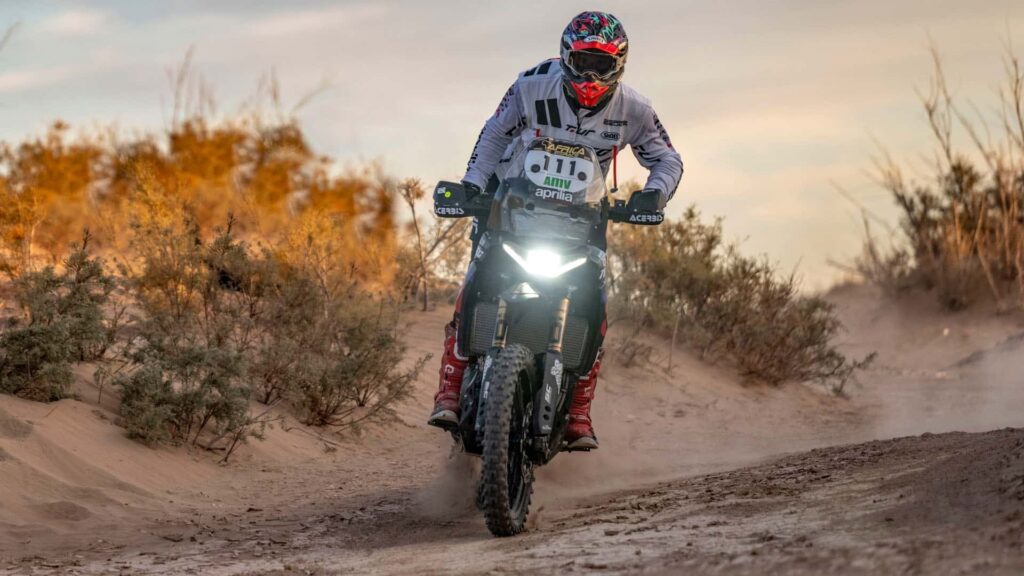 Aprilia mène l'Africa Eco Race 2024 et se bat pour le podium avec Yamaha