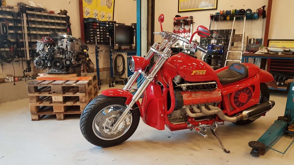 Ce type a construit sa propre moto Ferrari F355 à la main