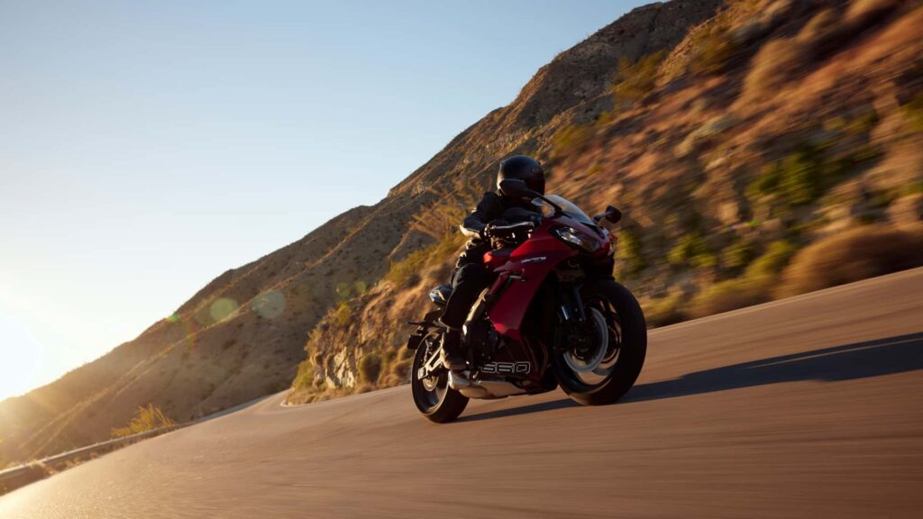 La Triumph Daytona 660 2024 ajoute de la puissance et du couple au triple poids moyen