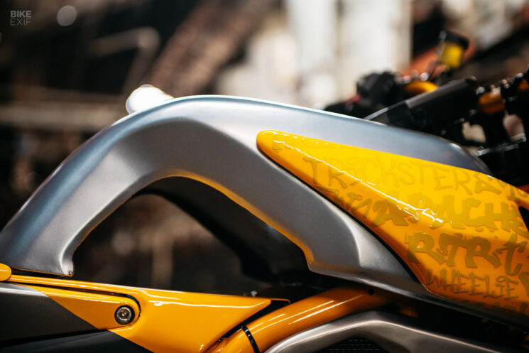 Téléviseurs personnalisés Apache RTR 310 par Smoked Garage