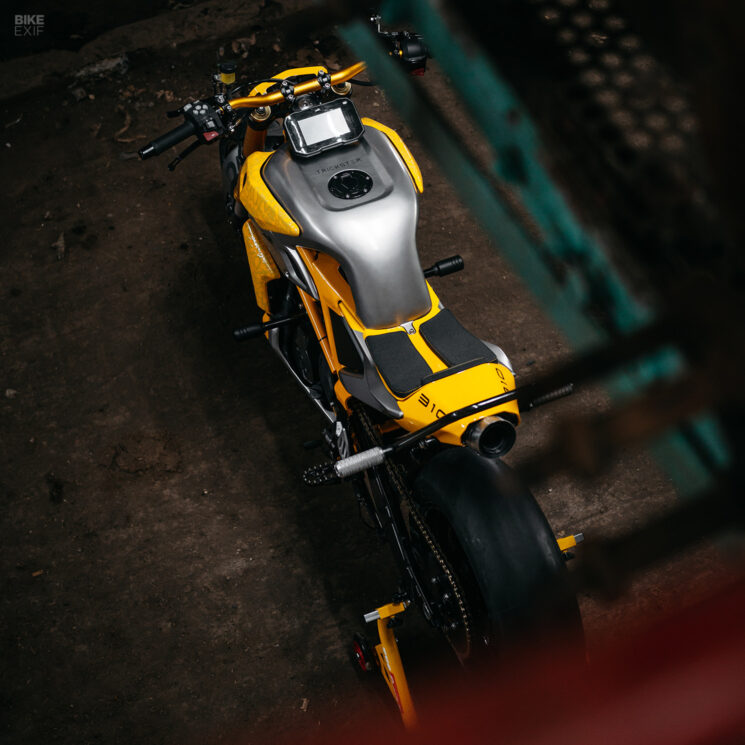 Téléviseurs personnalisés Apache RTR 310 par Smoked Garage
