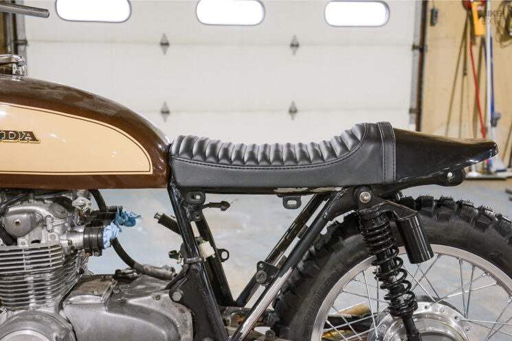 Montage d'un siège de moto universel de rechange