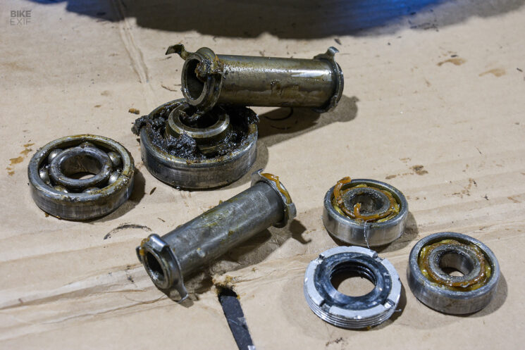 Remplacement des roulements de roue de moto avec des outils de base