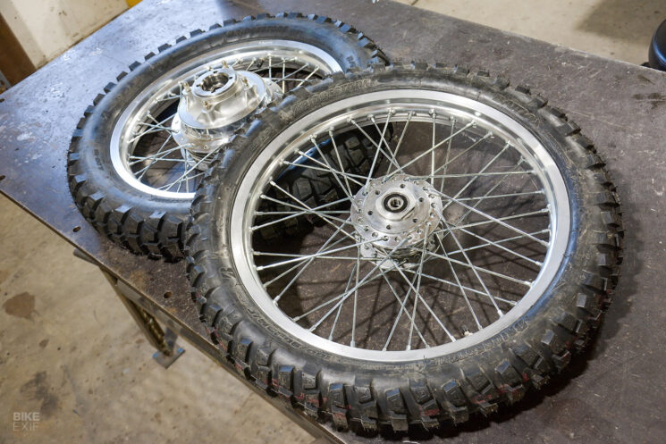 Remplacement des roulements de roue de moto avec des outils de base