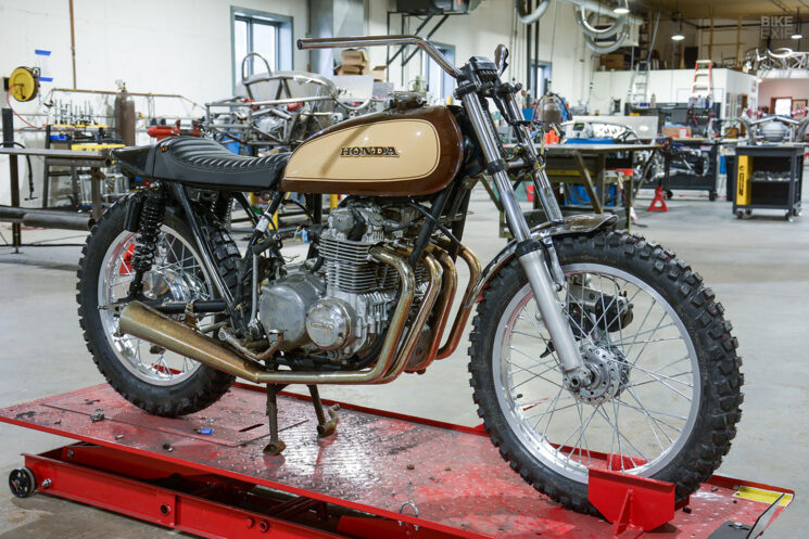 Montage d'un siège de moto universel de rechange