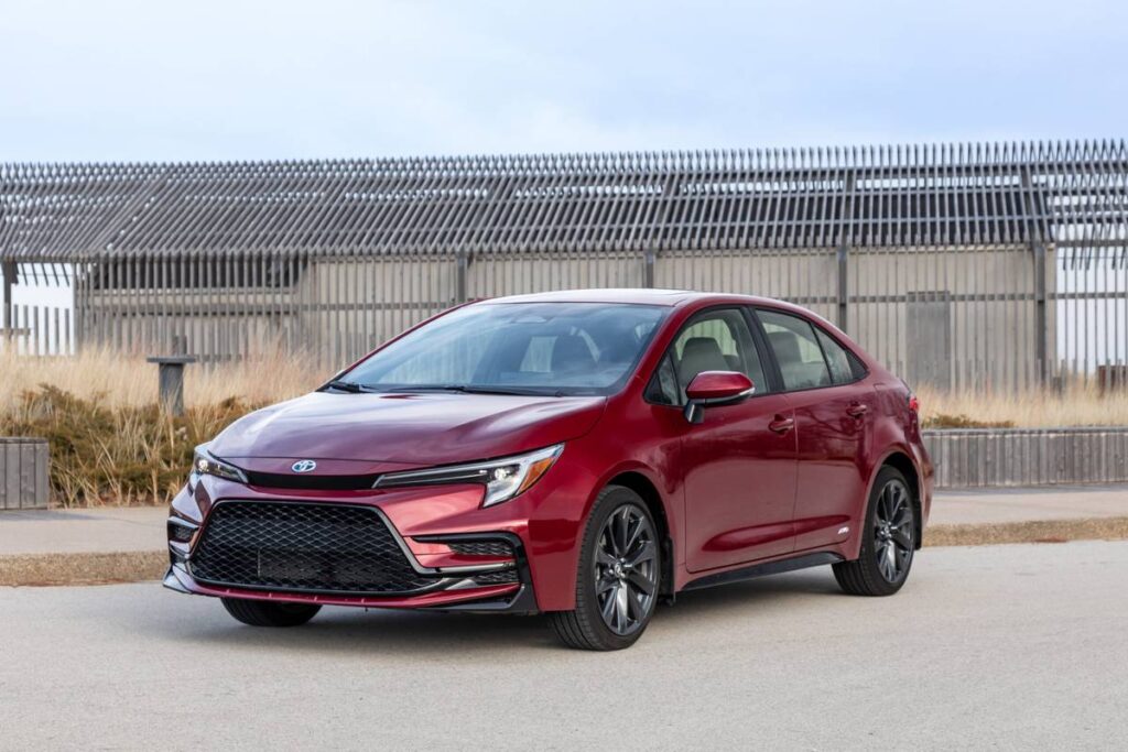toyota-corolla-hybrid-2024-01-exterior-front-angle