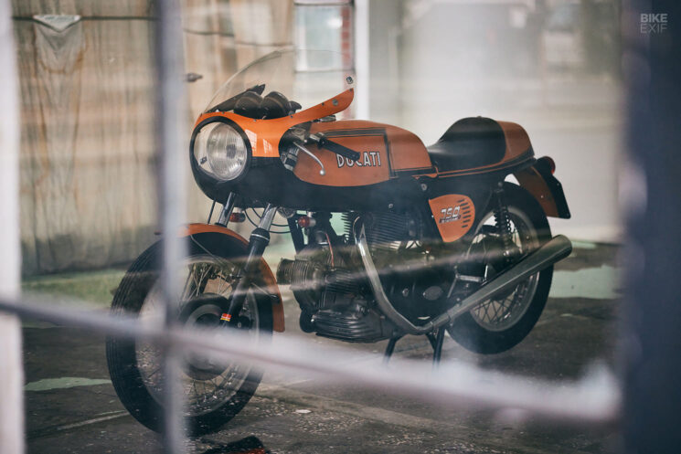 Ducati 750 Sport 'Z Stripe' 1972 chez Moto Borgotaro