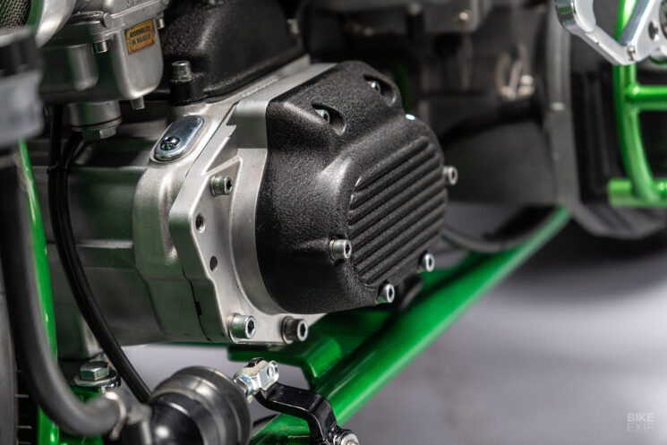 Une mini-vélo envahie par la végétation avec un moteur de motoneige Yamaha par MotoRelic