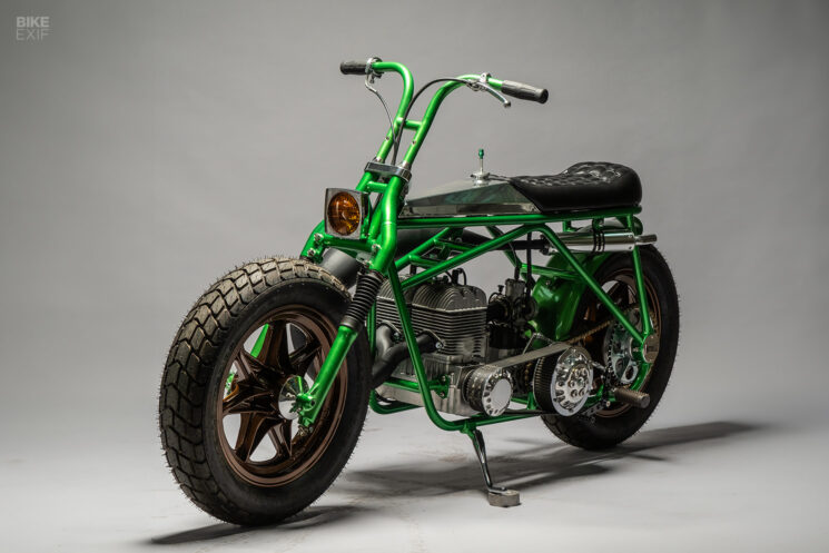 Une mini-vélo envahie par la végétation avec un moteur de motoneige Yamaha par MotoRelic