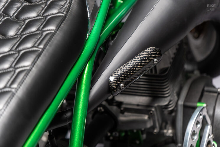 Une mini-vélo envahie par la végétation avec un moteur de motoneige Yamaha par MotoRelic