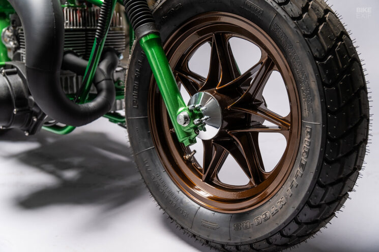 Une mini-vélo envahie par la végétation avec un moteur de motoneige Yamaha par MotoRelic