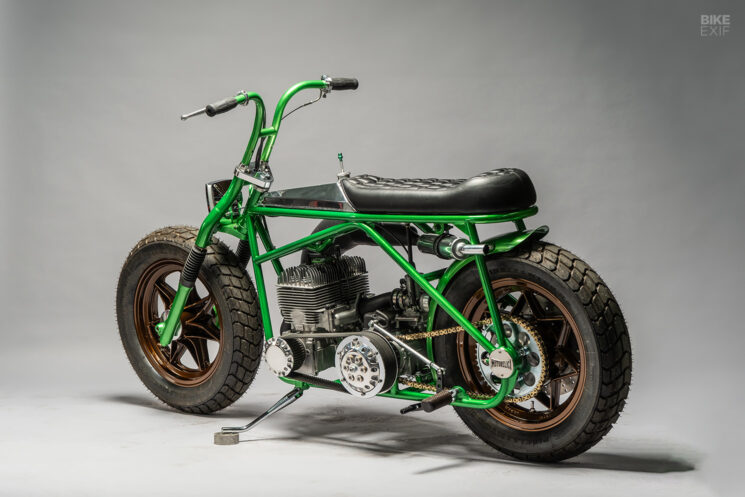 Une mini-vélo envahie par la végétation avec un moteur de motoneige Yamaha par MotoRelic