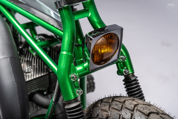 Une mini-vélo envahie par la végétation avec un moteur de motoneige Yamaha par MotoRelic