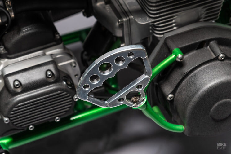 Une mini-vélo envahie par la végétation avec un moteur de motoneige Yamaha par MotoRelic