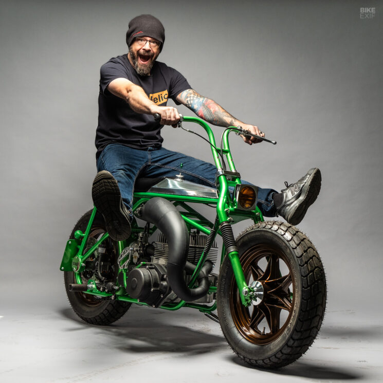 Une mini-vélo envahie par la végétation avec un moteur de motoneige Yamaha par MotoRelic