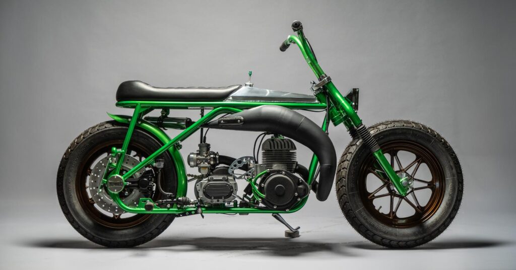 Forever Young : une mini-moto envahie par la végétation avec un moteur de motoneige Yamaha