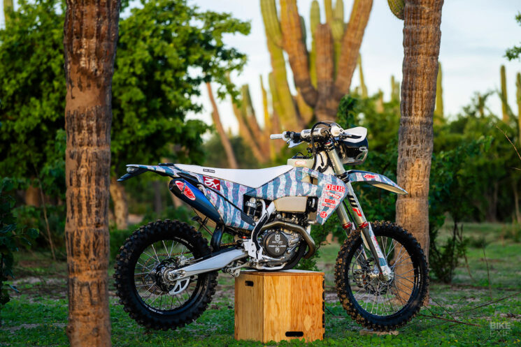 Vélo de course Husqvarna FE 450 Baja 1000 par Deus ex Machina