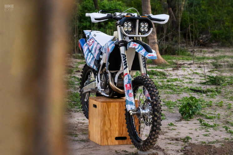 Vélo de course Husqvarna FE 450 Baja 1000 par Deus ex Machina