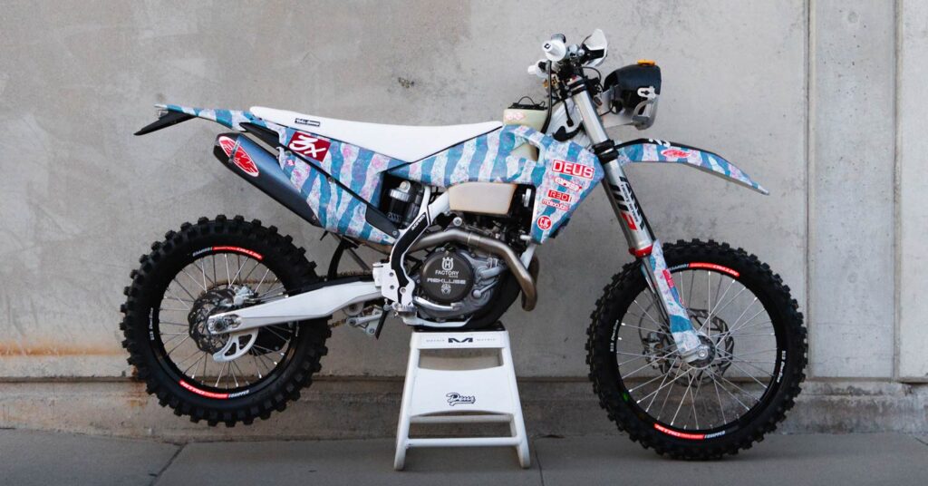 Le Paloma : le vélo de course Husqvarna FE 450 Baja 1000 de Deus ex Machina