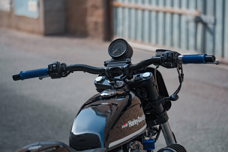 Sportster 1200 personnalisé avec style supermotard