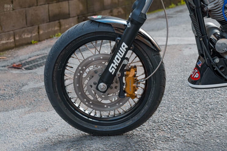 Sportster 1200 personnalisé avec style supermotard