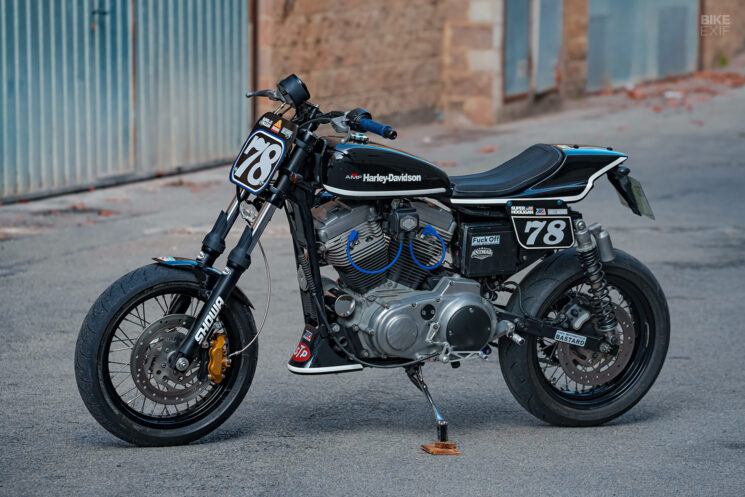Sportster 1200 personnalisé avec style supermotard