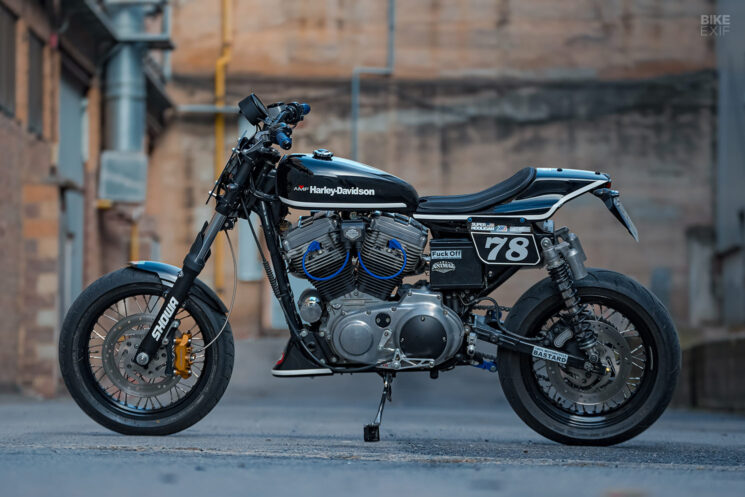 Sportster 1200 personnalisé avec style supermotard