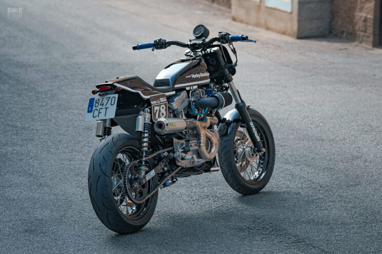 Sportster 1200 personnalisé avec style supermotard