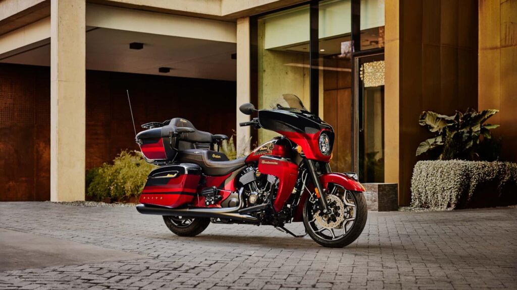 L’Indian Roadmaster Elite 2024 est là pour peindre la ville en rouge