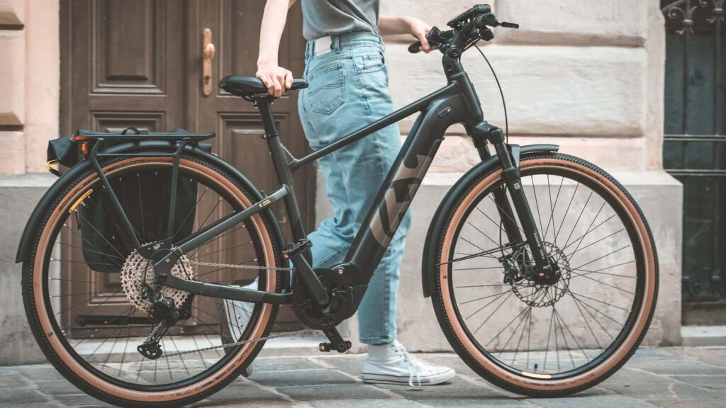 Le nouveau vélo électrique Husqvarna Grand Pather est un vélo de ville avec un cœur VTT