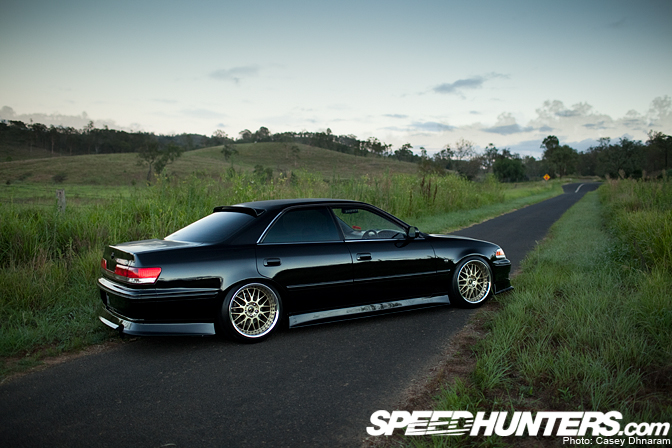 Vue latérale noire du JZX 100s