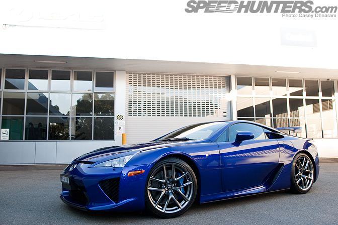 Lexus LFA bleue