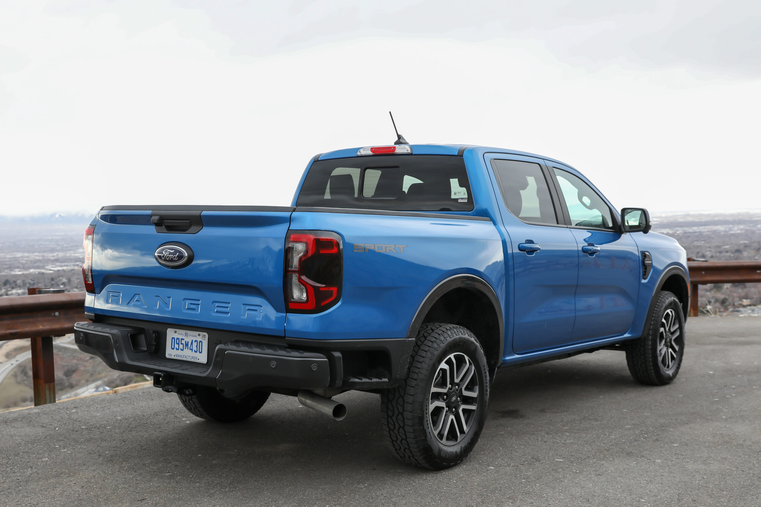 ford ranger lariat 2024 09 angle extérieur arrière bleu échelle jpg