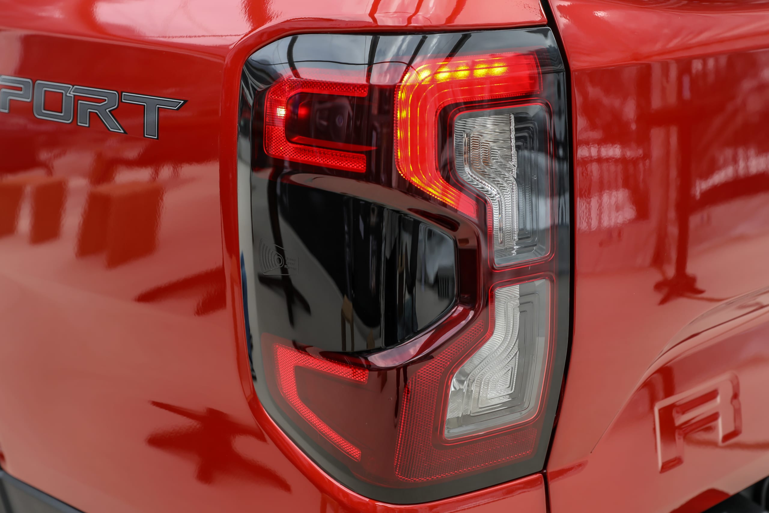 ford ranger xlt 2024 21 feu arrière extérieur 479650c0023 jpg?  je = AA