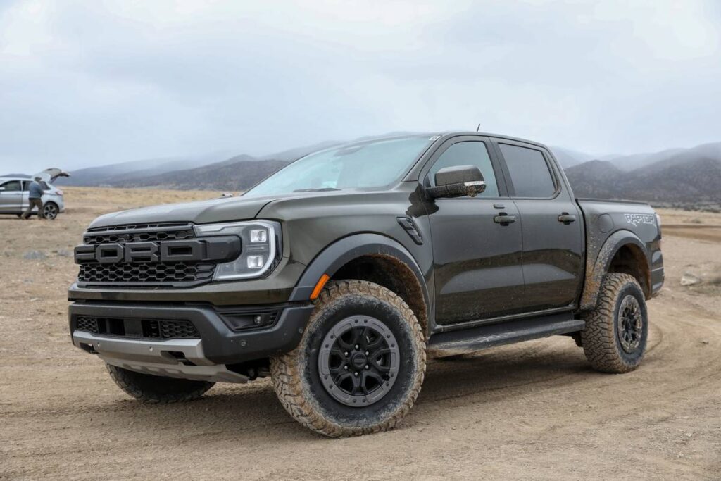 ford-ranger-raptor-2024-13-exterior-front-angle