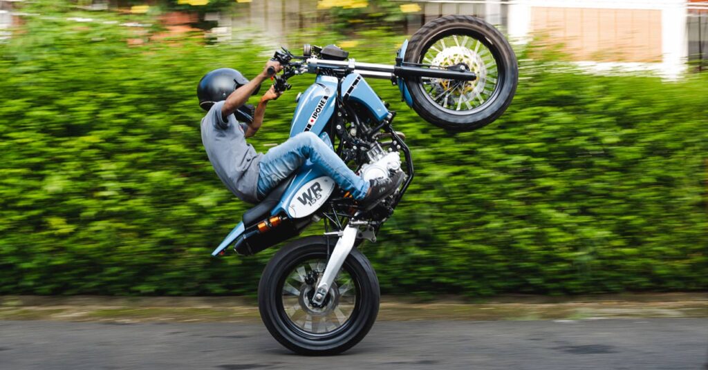 Lecture rapide : un scrambler Yamaha WR155 rétro-fabuleux et plus encore