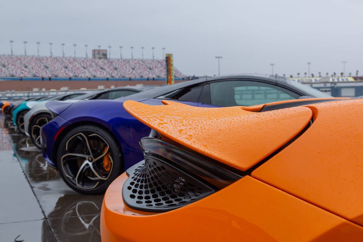 mclaren 750s 2024 15 angle extérieur arrière à l'échelle jpg