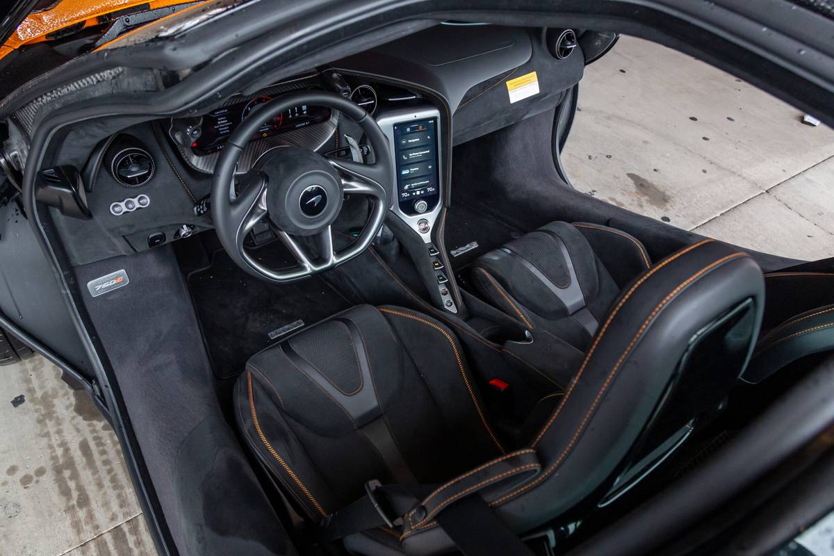 mclaren 750s 2024 26 intérieur première rangée à l'échelle jpg