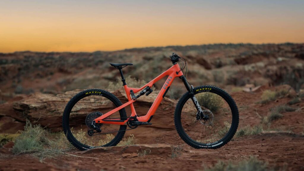 La célèbre marque de vélos Fezzari devient Ari et lance le nouveau VTT électrique Nebo Peak