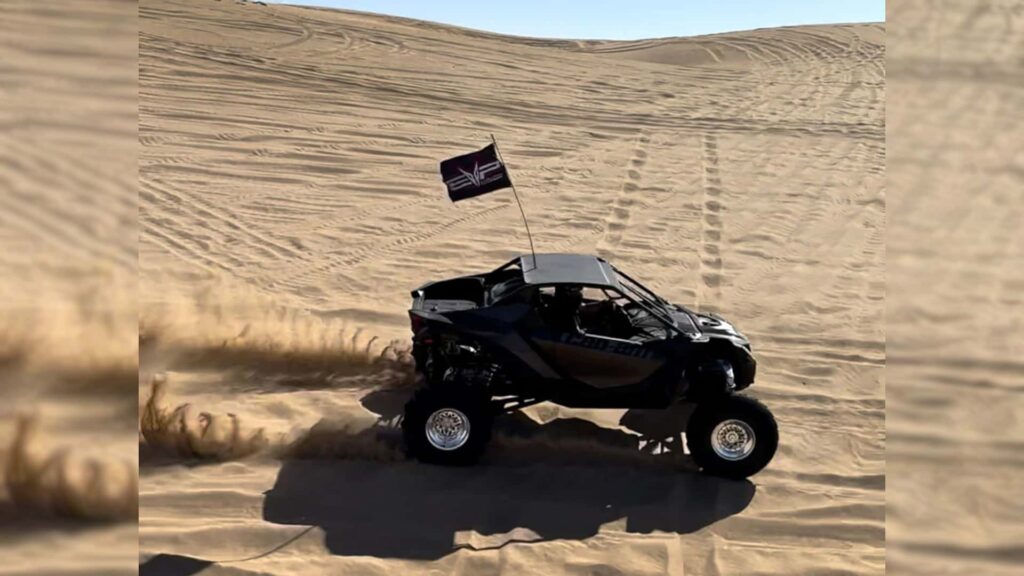Les nouveaux réglages de l'ECU Can-Am Maverick R d'EVP et les flammes de broche d'échappement
