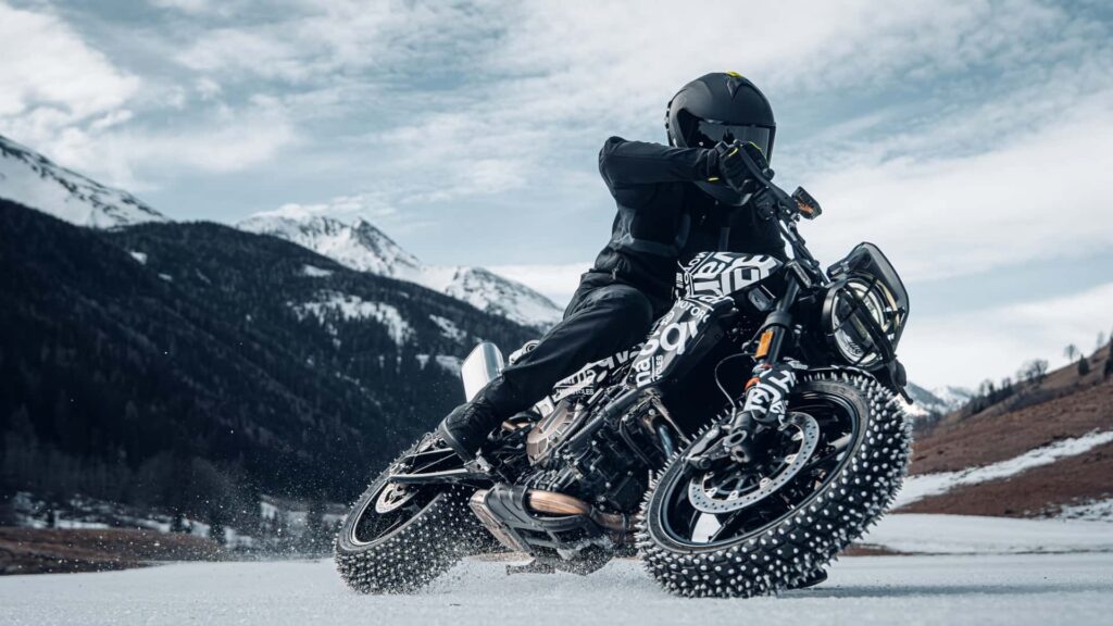 Regardez Husqvarna montrer le Svartpilen 801 2024 sur glace et terre