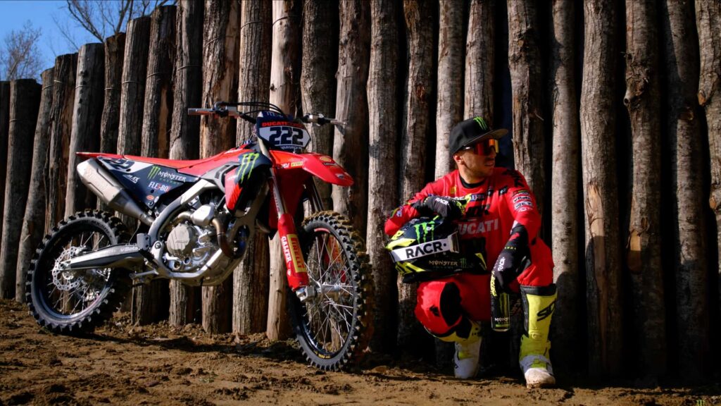 Regardez Tony Cairoli déchirer la Desmo450 MX de Ducati dans la vidéo officielle