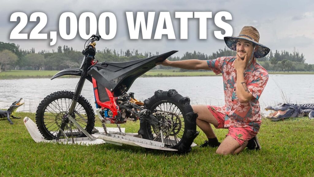Regardez un ski nautique à moto Sur-Ron à travers un étang infesté d'alligators