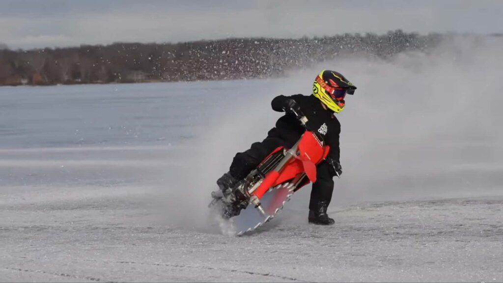 Vous devez voir ce qu'un vélo tout-terrain à lame de scie fait sur un lac gelé