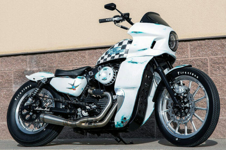 Harley Sportster 883 de style club par Emma Fry