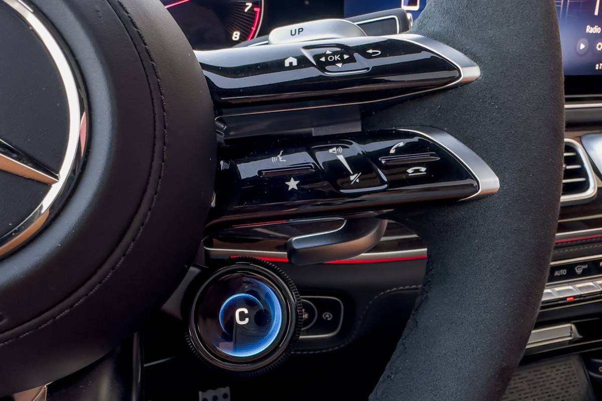 mercedes amg gls 63 2024 19 commandes intérieures au volant à l'échelle jpg