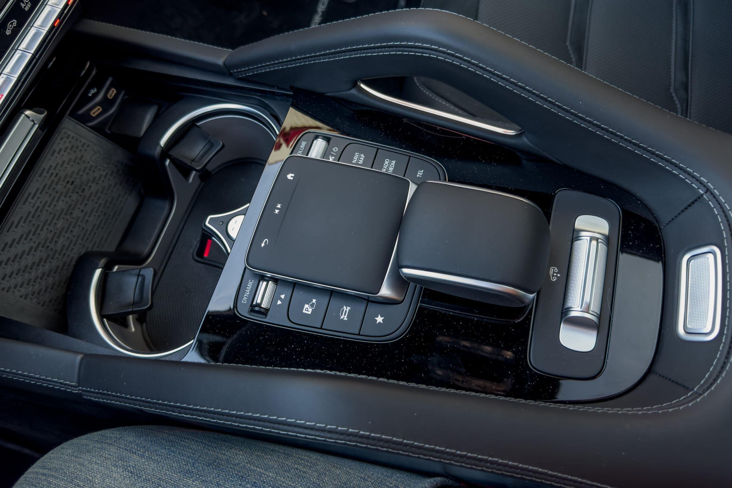 mercedes amg gls 63 2024 28 console centrale intérieure à l'échelle jpg