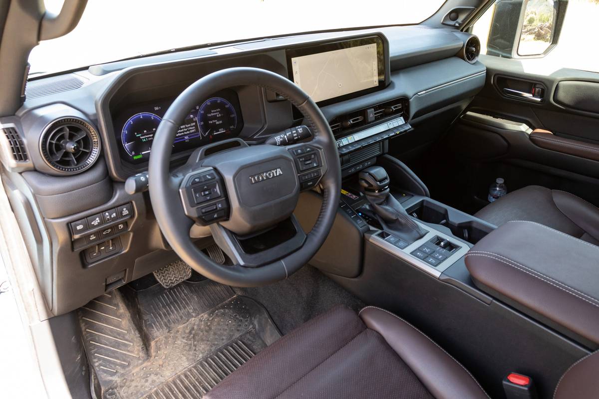 toyota land cruiser 2024 20 intérieur première rangée à l'échelle jpg