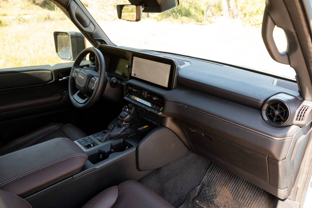 toyota land cruiser 2024 21 intérieur première rangée à l'échelle jpg