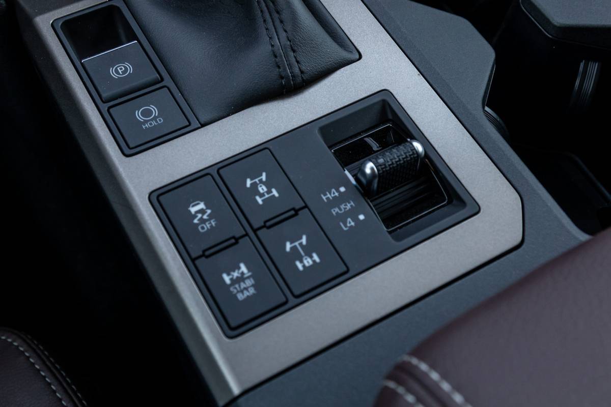 toyota land cruiser 2024 25 mode de conduite intérieur à l'échelle jpg